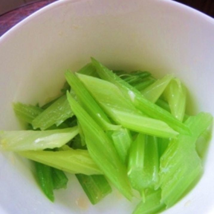 セロリの塩ごま油和え